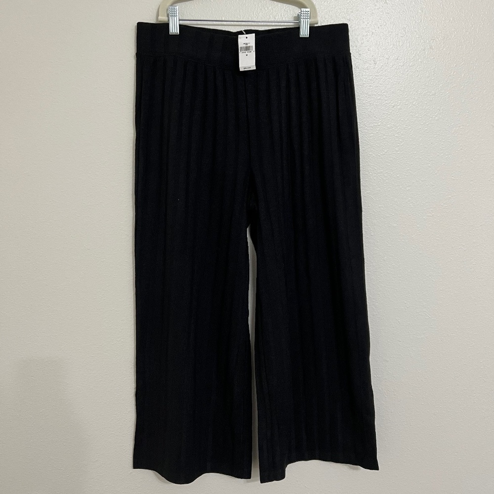 GAP Black Pleated Capri Pants